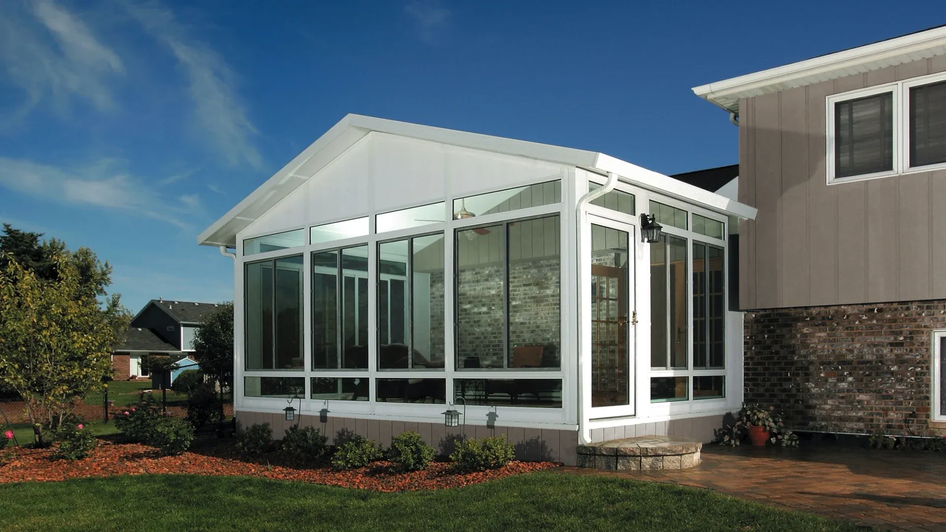 A sunroom with white trim glass